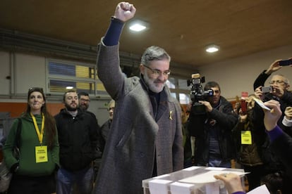 El cabeza de lista por la CUP, Carles Riera, alza el puño tras votar en el colegio Pere IV de Barcelona.