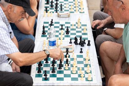 Partidas de ajedrez en los bancos de la calle Larios, en Málaga en agosto de 2023.