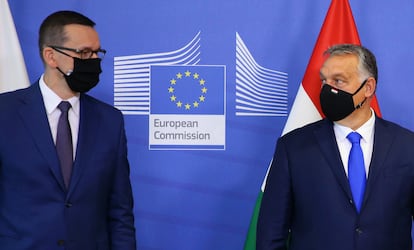 El primer ministro polaco, Mateusz Morawiecki, (a la izquierda) y su homólogo húngaro, Viktor Orbán, posan tras un encuentro en septiembre de 2020 en Bruselas.
