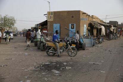 Un hombre permanece sentado sobre su motocicleta en el mercado central de Agadez.