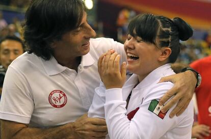 Moreno celebra con su entrenador, Alfredo Hueto.