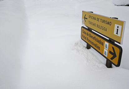 Aspecto que presentaba este mediodía la localidad de Roncesvalles donde algunos de sus carteles se encontraban practicamente enterrados en la nieve tras las intensas nevadas que durante esta madrugada han afectado fundamentalmente al norte de la Comunidad Foral Navarra.