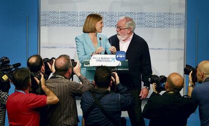 María Dolores de Cospedal, secretaria general del PP, junto al exministro Miguel Arias Cañete, cabeza de lista del Partido Popular en las elecciones europeas del 25 de mayo de 2014 en la comparecencia para valorar los resultados.