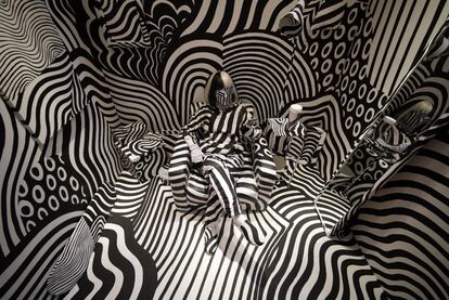 La artista Feebee posa en la instalación del pintor nipón Shigeki Matsuyama 'Dazzle Room' en la Feria de Moda y Diseño 'Room 32' en el estadio nacional Yoyogi en Tokio (Japón).