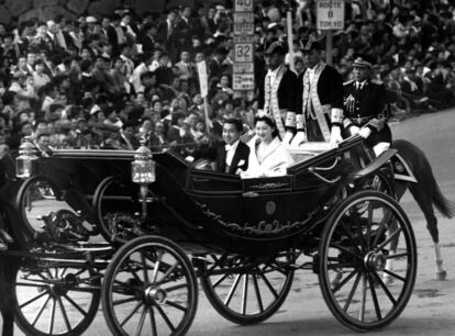 El príncipe japonés Akihito y la princesa Michico pasean por las calles de Tokyo el día de su boda, el 10 de abril de 1959.