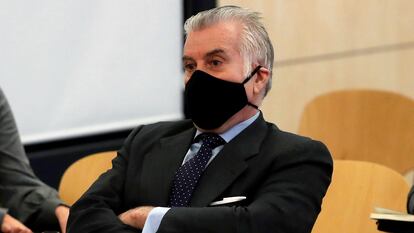 El extesorero del PP Luis Bárcenas sentado en el banquillo de los acusados durante la primera sesión del juicio de los "papeles de Bárcenas"en la Audiencia Nacional en San Fernando de Henares.