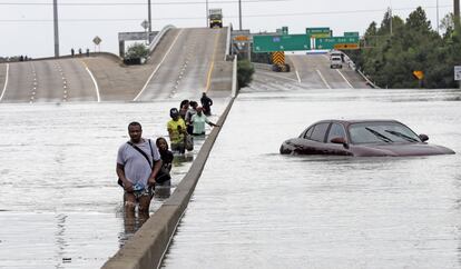 Um grupo caminha em uma autopista de Houston.