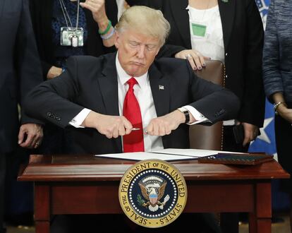 Donald Trump momentos antes de firmar la orden de construcción del muro de separación entre Estados Unidos y México, el 25 de enero de 2017.