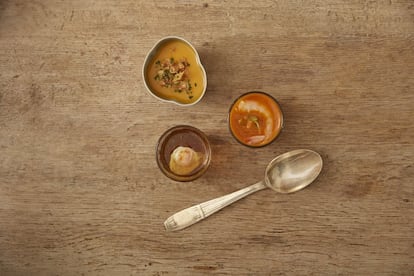 <p><b>INGREDIENTES</b></p> <p><b>Para 8 personas</b></p> <p>1 kilo de calabaza pelada, 2 puerros, 3 zanahorias, 1 cebolla, 1 litro de caldo de pollo, 1 hoja de laurel, 200 g de queso cremoso, 40 ml de nata y vinagre de Módena.</p> <p> </p><p><b>Elaboración</p></b> <p>1. Hervir en un cazo el vinagre de Módena, dejarlo reducir y reservar. Habrá que dejarlo templar. 2. Cortar las verduras y rehogarlas en aceite durante 10 minutos. 3. Incorporar el caldo hasta cubrir y añadir el laurel. 4. Hacer puré con la batidora, incorporando el queso cremoso, la nata y sal al gusto. 5. Terminar con un chorrito de la reducción de vinagre de Módena.</p> <p>Cristina Oria recomienda acompañar esta crema con otras recetas, como un consomé de buey o un bisque de carabinero y cangrejo.</p>