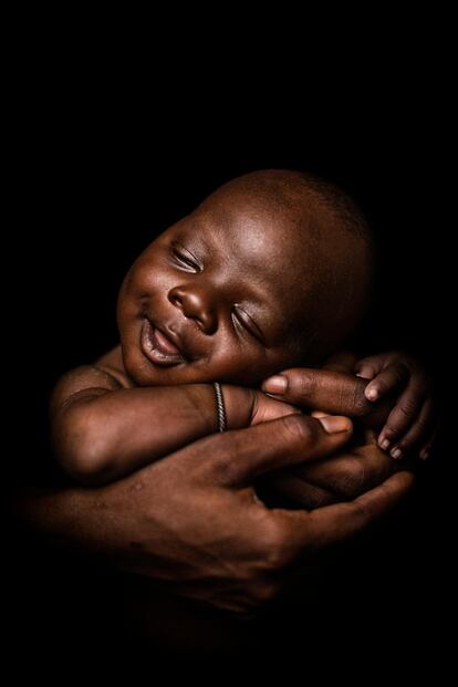 Youssouf Sanogo. Malí. <p> Con 24 días, duerme acunado por su madre el 8 de marzo de 2018 en el Centro de salud pública de Koumatou (Malí). El niño pesó 3,3 kilos al nacer, pero estaba sano y evitó infecciones ya que el centro de salud disponía de agua potable. Youssouf es el primer hijo de Hawa Diawara, de 18 años.</p> <p>"Todo salió bien. Llegué al centro de salud cuatro días antes de dar a luz. Sentí un fuerte dolor en el abdomen, pero luego el parto fue rápido. Después del nacimiento, me lavaron con agua no contaminada. Espero que Youssef me apoye hasta que muera y que crezca sano. Una buena higiene es crucial para asegurarse de que lo haga. El agua limpia, como la que uso en mi casa, la misma que la del hospital, lo ayudará a ir a la escuela".</p>