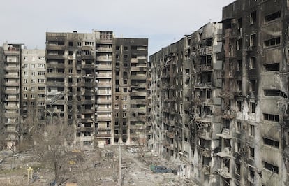 Edificios de viviendas dañados por el ataque ruso a Mariupol, en el sur de Ucrania, en una imagen del día 3.