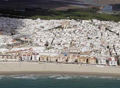 En Barbate (abajo), el Ministerio de Medio Ambiente eliminará las ocupaciones ilegales del dominio público marítimo terrestre y adquirirá las fincas libres para evitar que se construya sobre ellas.