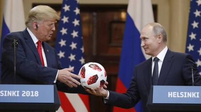 Putin entrega un balón del Mundial de Rusia a Trump durante su reunión en Helsinki. 