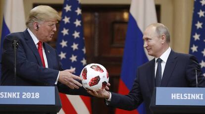 Putin entrega un balón del Mundial de Rusia a Trump durante su reunión en Helsinki.