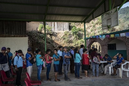 El domingo, los vecinos de Ayutla eligen a sus nuevos gobernantes y hasta entonces las comunidades y colonias son un hervidero de reuniones, juntas y discusiones.