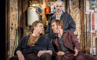 John Goodman (sentado a la izquierda) y Damian Lewis, con Tom Sturridge, de pie, en un momento de 'American Buffalo'.