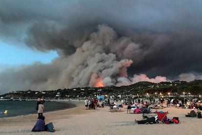 Las personas evacuadas por el incendio declarado en Bormes-les-Mimosas (Francia) se refugian en las playas.