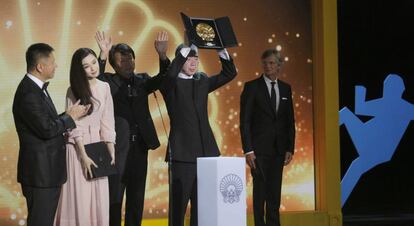 El director Xiaogang Feng alza la Concha de Oro, acompa&ntilde;ado de su equipo, y de la actriz Fan Bingbing, con la Concha de Plata.