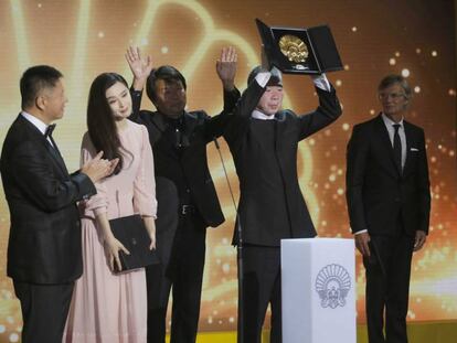 El director Xiaogang Feng alza la Concha de Oro, acompa&ntilde;ado de su equipo, y de la actriz Fan Bingbing, con la Concha de Plata.