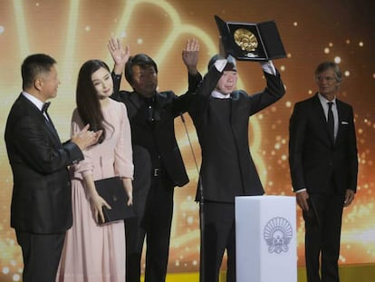 El director Xiaogang Feng alza la Concha de Oro, acompañado de su equipo, y de la actriz Fan Bingbing, con la Concha de Plata.