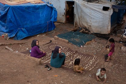 Esta imagen muestra una de las infraviviendas del campo improvisado de Sajaa, donde viven alrededor de 35 familias de refugiados sirias. Muchas de ellas se instalaron aquí después de que el terremoto asolara la zona en la que vivía hace más de un año.