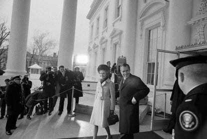 El Partido Republicano volvería al poder de la mano de Nixon, quien logró una estrecha diferencia sobre Hubert Humphrey. Un Nixon que había sido derrotado por Kennedy en las elecciones de 1960. En la imagen, el presidente Nixon junto a su esposa Pat Nixon el día de su primera toma de posesión, en 1969.