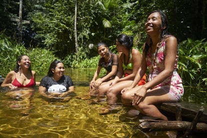 Tupi conversa com suas amigas em uma das fontes próximas a sua casa.