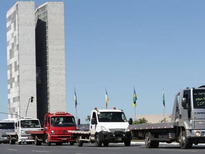 Caminhoneiros estacionam próximo ao Congresso Nacional durante protesto contra o aumento do preço do combustível, na segunda-feira.