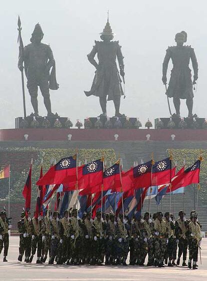 Desfile militar frente a las estatuas de los históricos reyes birmanos en Naypyidaw.