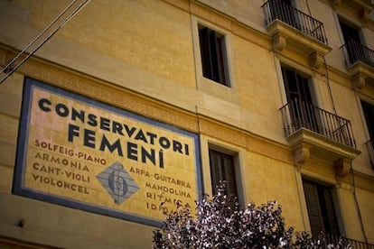 El letrero del Conservatori Femen&iacute;, en la esquina de Gran de Gr&agrave;cia con Montseny