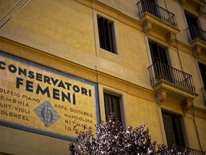 El letrero del Conservatori Femen&iacute;, en la esquina de Gran de Gr&agrave;cia con Montseny