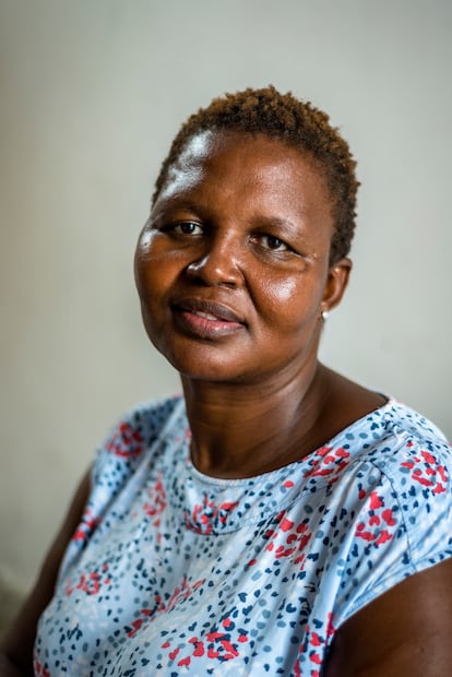 Busi Maqungo, 45 años, de Khayelitsa, Ciudad del Cabo. En 2000 perdió a su hija de siete meses por sida, ella también es seropositiva, contagiada por su pareja, que también murió de sida. Ahora tiene un hijo de cinco años que ha nacido sin el virus.