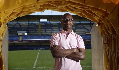 Marcos Senna, en el túnel de vestuarios de EL Madrigal.