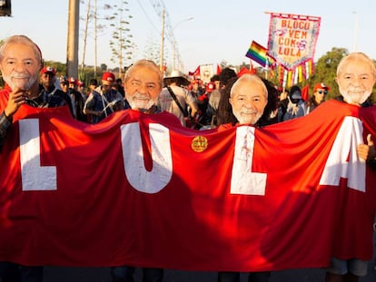 Activistas del Movimiento sin Tierra, con caretas con la foto de Lula, marchan ayer en Brasil en apoyo de la candidatura del expresidente
