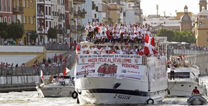 Los jugadores del Sevilla, por el Guadalquivir.