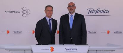 Silvio González y Emilio Gayo, en la firma de la alianza entre Atresmedia y Telefónica.  