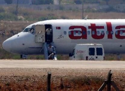 Parte de los pasajeros del avión secuestrado por dos personas en pleno vuelo entre Chipre y Turquía abandonan la nave en el aeropuerto turco de Antalia.