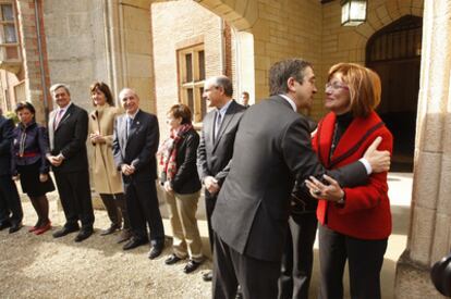 El <i>lehendakari</i> Patxi López saluda a los miembros de su gabinete a la entrada del Consejo de Gobierno en Leioa.