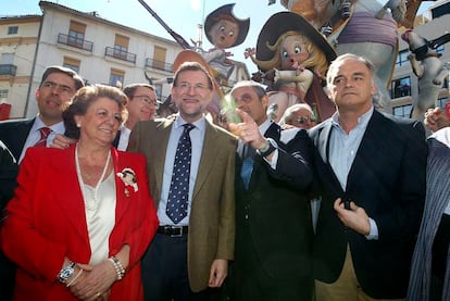 Rita Barberá, Mariano Rajoy, Francisco Camps y Esteban González Pons delante de la falla ganadora de este año, 'El cazador cazado' del Convent de Jerussalèm.