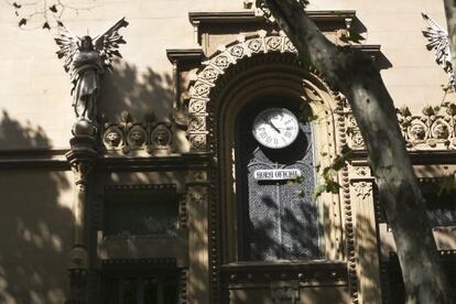 El reloj del teatro Poliorama de Barcelona que, precisa la placa, marca la &ldquo;hora oficial&rdquo;. 