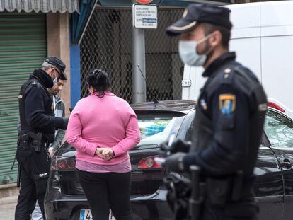 Agentes de la Policía Nacional realizan un control de tráfico con motivo del confinamiento decretado por el estado de alerta en la carretera de Valldemossa de Palma de Mallorca este lunes.