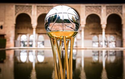 El trofeo de la Copa, en la Alhambra de Granada. acbphoto