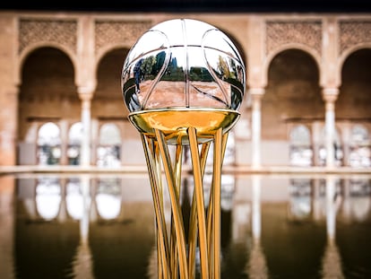 El trofeo de la Copa, en la Alhambra de Granada. acbphoto