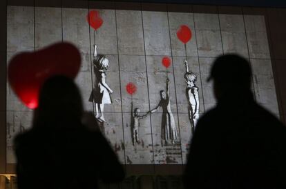 Proyección de una obra de Banksy en la Casa Central de artistas de Moscú para conmemorar el tercer aniversario del comienzo de la guerra en Siria.