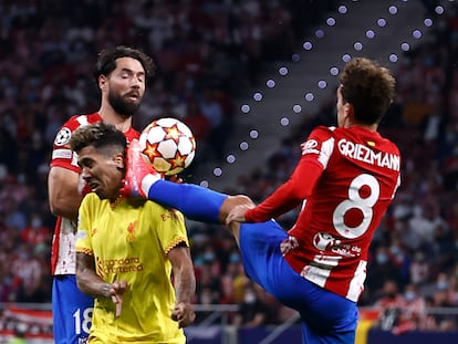 Griezmann comete la falta sobre Firmino que supuso su expulsión con roja directa.