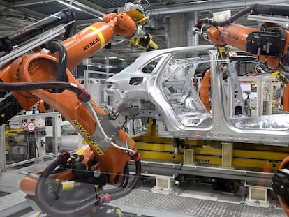 Brazos robóticos ensamblan un vehículo en la planta de Volkswagen en Bratislava, Eslovaquia, en abril.