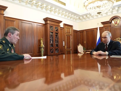 El presidente ruso, Vladímir Putin, analiza el frente este sábado con su jefe del Estado Mayor, Valeri Guerásimov, en Moscú.