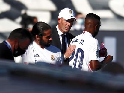 Zidane, con Vinicius, poco antes de que el brasileño sustituyera a Eden Hazard.