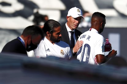 Zidane, con Vinicius, poco antes de que el brasileño sustituyera a Eden Hazard.