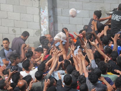 Panaderías de la franja de Gaza distribuyen pan para alimentar a la población, en imágenes